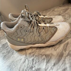 Under Armour Gray & white baseball cleats size 8.5